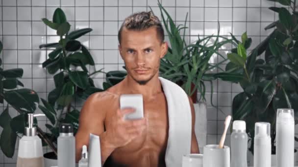Mężczyzna Ręcznikiem Robi Selfie Łazience — Wideo stockowe