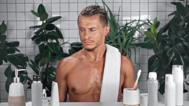 Mann Riecht Achselhöhle Badezimmer — Stockvideo