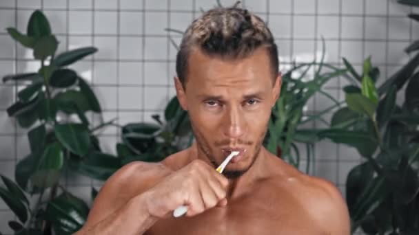 Porträt Eines Mannes Beim Zähneputzen Badezimmer — Stockvideo
