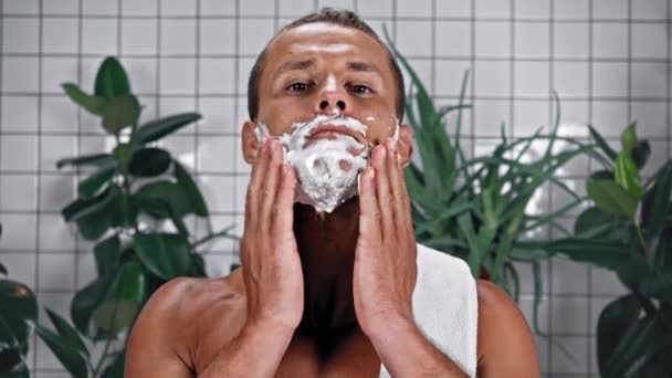 Homme Appliquant Mousse Raser Pointant Avec Les Doigts — Video