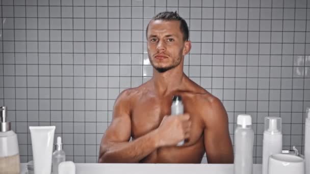 Mężczyzna Przyjmujący Dezodorant Rozpylający Przed Kamerą — Wideo stockowe