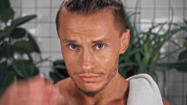 Portret Mężczyzny Ręcznikiem Patrzącym Zmarszczki Dotykającą Twarz — Wideo stockowe