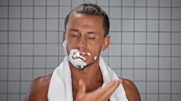 Homme Avec Serviette Appliquer Mousse Raser Dans Salle Bain — Video