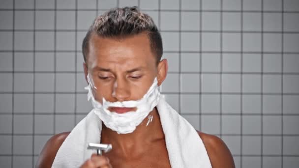 Potret Seorang Pria Dengan Handuk Bercukur Dengan Pisau Cukur Kamar — Stok Video