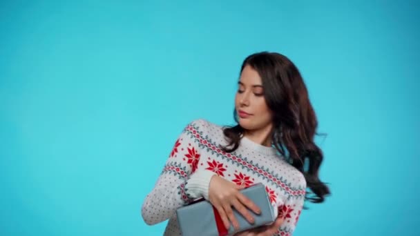 Щаслива Молода Доросла Жінка Ловить Подарункові Коробки Синьому — стокове відео