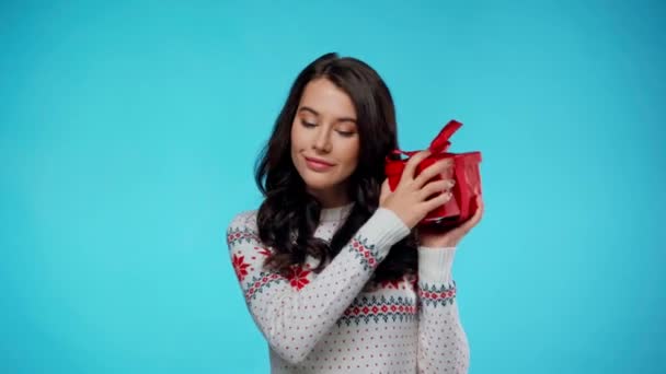 Feliz Joven Mujer Adulta Sacudiendo Caja Regalo Roja Adivinando Que — Vídeos de Stock