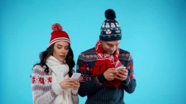 Telefonla mesajlaşan genç bir çift, geri dönen bir adam, maviye üzülen bir kadın.