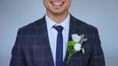 Evlenme teklif eden ve yüzüğü gri renkte olan bir adamın odak noktası.