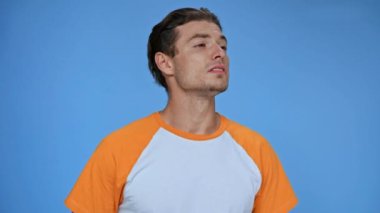 Tişörtlü hoş kokan bir adam mavi üzerinde izole edilmiş hoş bir koku.