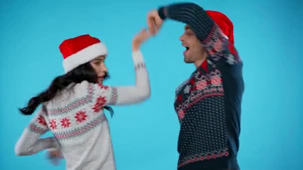 Felice Giovane Coppia Cappelli Babbo Natale Ballare Ridere Blu — Video Stock