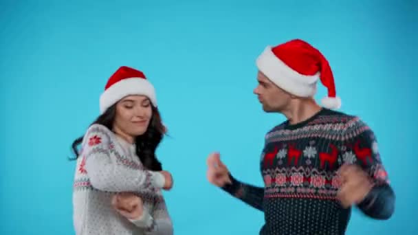 Coppia Felice Cappelli Babbo Natale Ballare Sul Blu — Video Stock