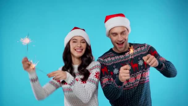 Cuplu Fericit Pălării Moș Crăciun Care Dețin Scântei Dansează Albastru — Videoclip de stoc
