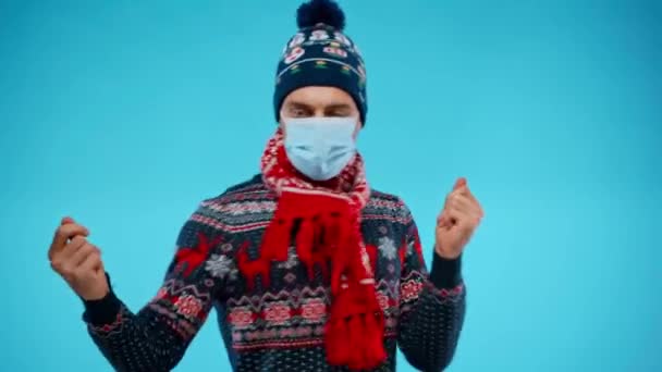 Hombre Enérgico Ropa Abrigo Bailando Usando Máscara Médica Azul — Vídeo de stock