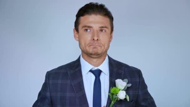 Ustaraný Ženich Dotykový Oblek Boutonniere Izolované Šedé — Stock video