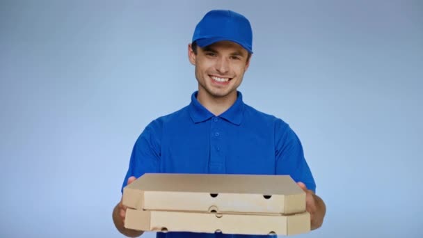 Hombre Entrega Feliz Hablando Mientras Sostiene Cajas Pizza Cartón Gris — Vídeos de Stock
