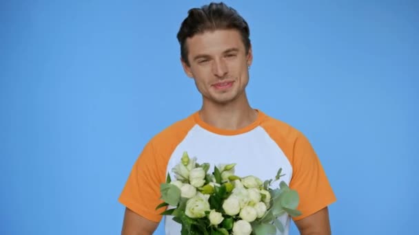 Щасливий Чоловік Футболці Тримає Квіти Розмовляючи Ізольовано Синьому — стокове відео