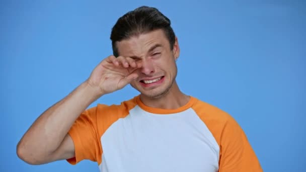 Zdenerwowany Człowiek Tarcie Oczu Wycieranie Łez Podczas Płaczu Odizolowany Niebiesko — Wideo stockowe