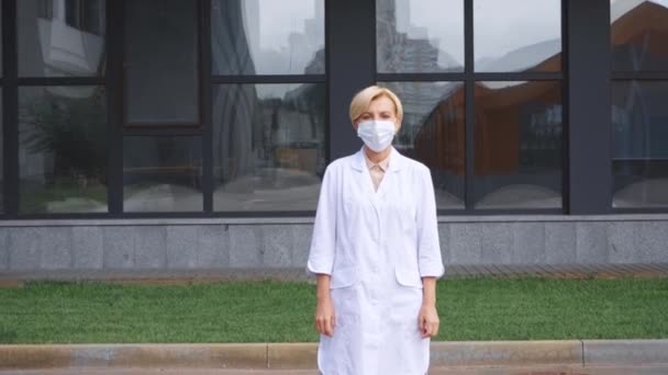 Arzt Mittleren Alters Weißem Mantel Und Medizinischer Maske Steht Draußen — Stockvideo
