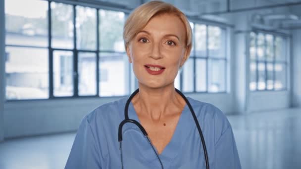 Красивий Лікар Середнього Віку Розмовляє Дивиться Камеру — стокове відео