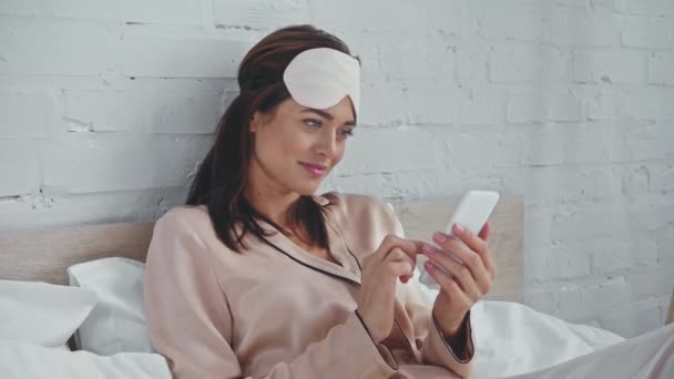 Mulher Sorridente Conversando Smartphone Cama — Vídeo de Stock