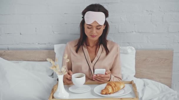 Brunett Kvinna Dricka Kaffe Och Meddelanden Smartphone Sängen — Stockvideo