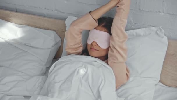 Молода Жінка Прокидається Знімає Маску Очей Розтягується Ліжку — стокове відео
