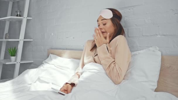 Mulher Usando Smartphone Colocando Máscara Ocular Dormindo — Vídeo de Stock