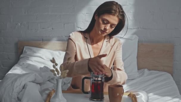 Brunetka Kobieta Pije Herbatę Rano Podczas Siedzi Łóżku — Wideo stockowe