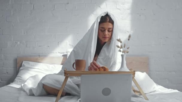 Freelancer Desayunando Sentado Cama Debajo Manta — Vídeos de Stock