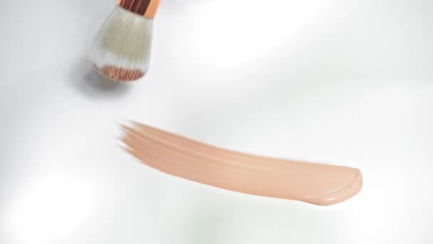 Vista Cerca Mujer Con Manchas Pintura Pincel Cosmético Corrector Blanco — Vídeos de Stock