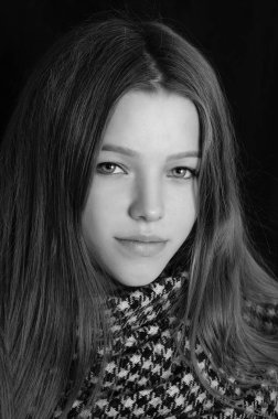 Siyah beyaz portre güzel bir genç kız
