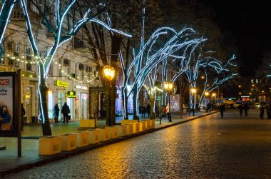 Tatil Led çelenk ile süslenmiş bir sokakta Ağaçlar