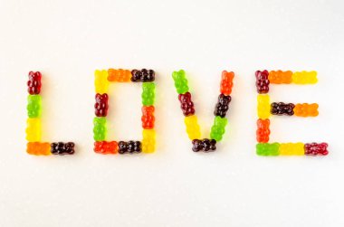 Çok renkli jöle şekerler sakızlı ayılar. Kelime Aşk