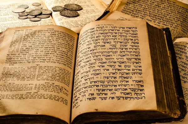 Ιερά παλαιά Εβραϊκά βιβλία — Φωτογραφία Αρχείου