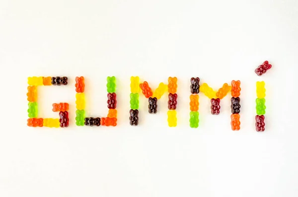 Caramelos de gelatina multicolores ositos de goma. Palabra GUMMI — Foto de Stock