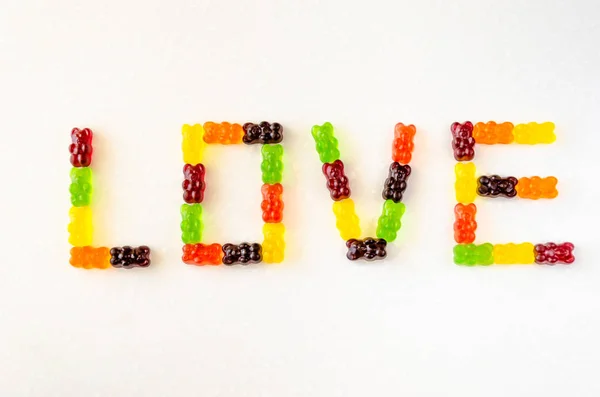 Caramelos de gelatina multicolores ositos de goma. Palabra AMOR — Foto de Stock