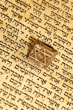 İbranice metin pasajı ve magandavid ile halka
