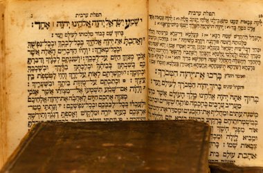 Altın varak kabartma lı eski ve yıpranmış deri kapak kitapları yığını