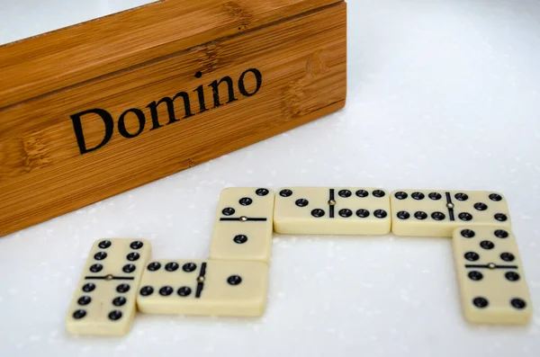 beyaz zemin üzerinde Domino