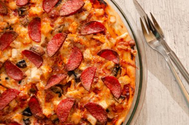 Ahşap bir yüzeyüzerinde taze pişmiş pepperoni pizza