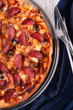 Ahşap bir yüzeyüzerinde taze pişmiş pepperoni pizza