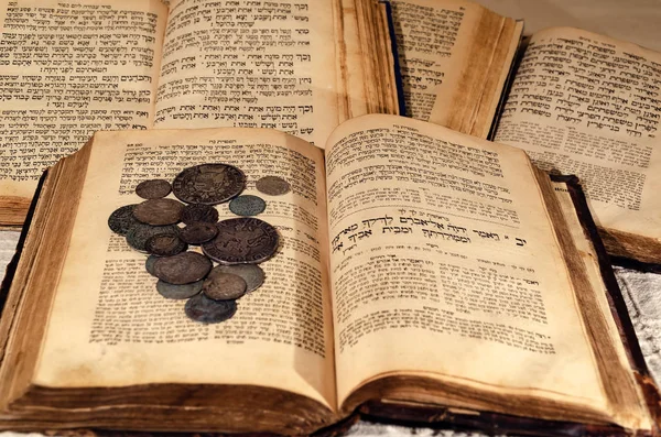 Libros judíos antiguos y santos —  Fotos de Stock