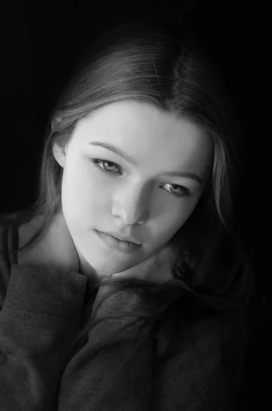 Portret pięknej młodej dziewczyny — Zdjęcie stockowe