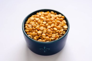 Beyaz arka plan üzerinde sarı kurutulmuş bölünmüş bezelye Kase