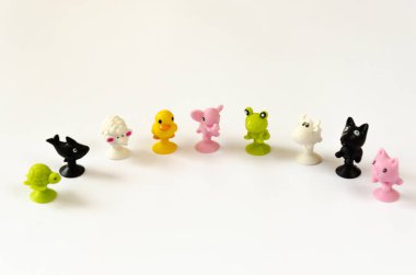 Çocuk arka planı. Bebek çocuklar için renkli kauçuk hayvanlar oyuncak. Metin için çerçeve