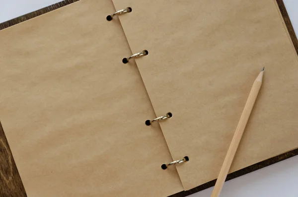 Открытый блокнот с деревянной крышкой и карандашом на белом фоне. Макет с пространством для вашего текста — стоковое фото