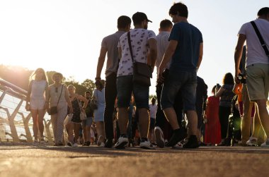Kiev, Ukrayna - 11 Haziran 2019. Halkların Dostluk Kemeri ile Vladimirskaya Gorka parkı arasında yaya-bisiklet köprüsü