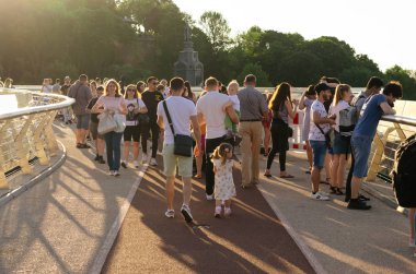 Kiev, Ukrayna - 11 Haziran 2019. Halkların Dostluk Kemeri ile Vladimirskaya Gorka parkı arasında yaya-bisiklet köprüsü