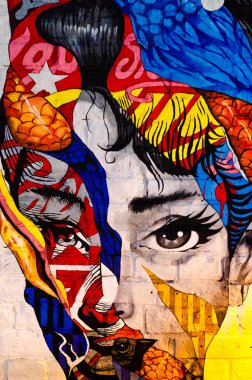 Kiev, Ukrayna - 10 Haziran 2019. Warhol bar. Tuğla duvardaki kızın yüzü. Modern Sanat. Güzel kadın portresi. Soyut moda illüstrasyon. Bir iç mekan için orijinal parlak sanat