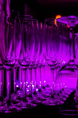 Mor ışık bar sayacı üzerinde boş temiz gözlük satırları yansıyan. Gece pub veya bar iç